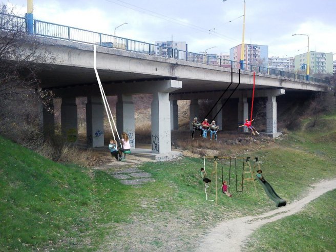 Hojdačka pod mostom